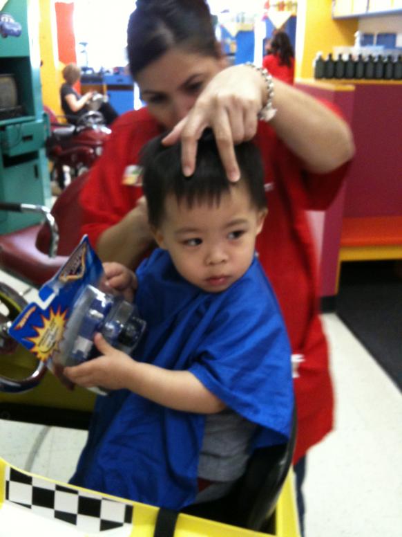 Ngày 3/18/2011 Cúc Cu đi cắt tóc ở tiệm lần đầu tiên.