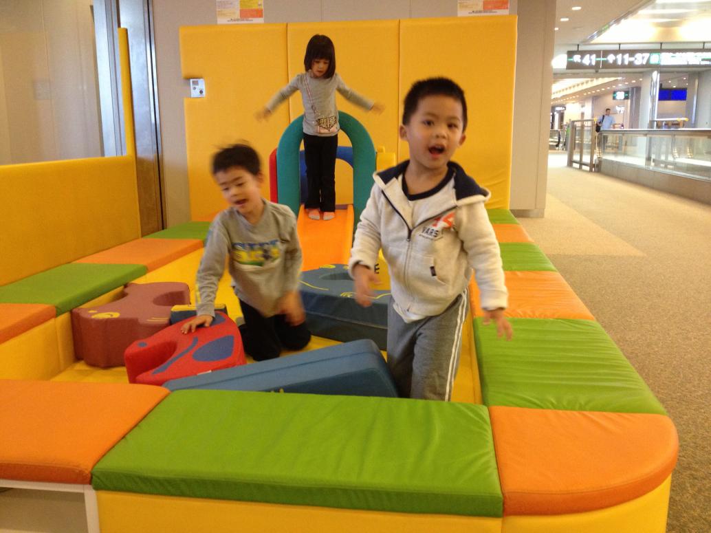 Tới Nhật, Mẹ và em ngủ, con đi chơi trong sân bay với Ba.