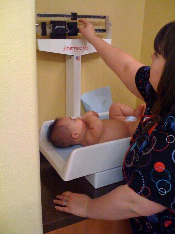 Cô y tá cân cho con 7.2kg, 65cm