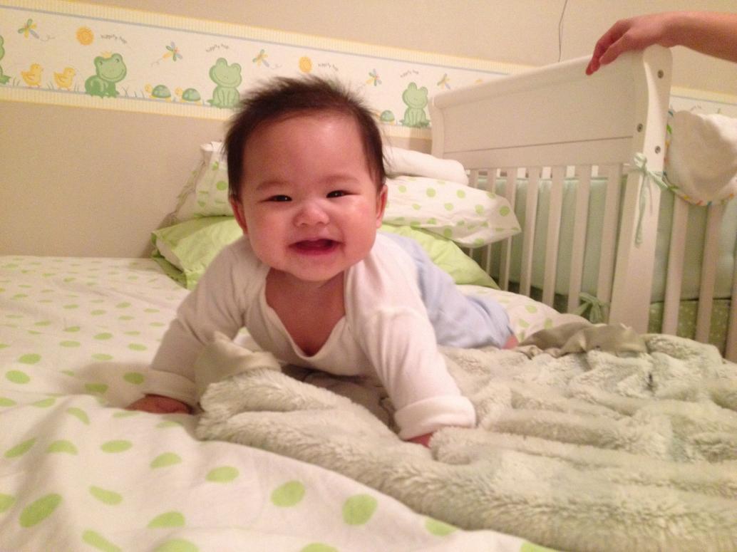 Cúc Ky vẫn được ở nhà với Bà Di. Không bị lây bệnh gì nên sướng lắm.