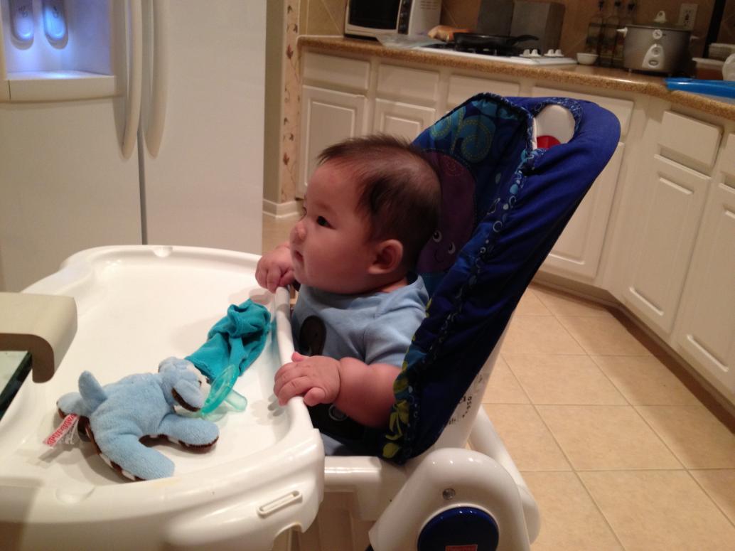 Bây giờ em ngồi ghế này để ăn bột vì ghế xanh chật quá rồi.