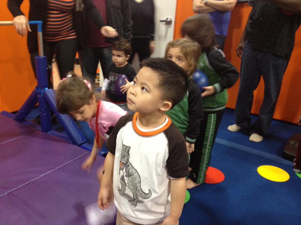 ..xếp hàng đợi đu dây...