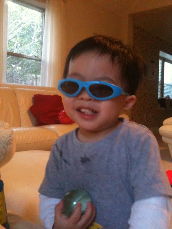 Con đi sinh nhật bạn được cho cái mắt kiếng này.