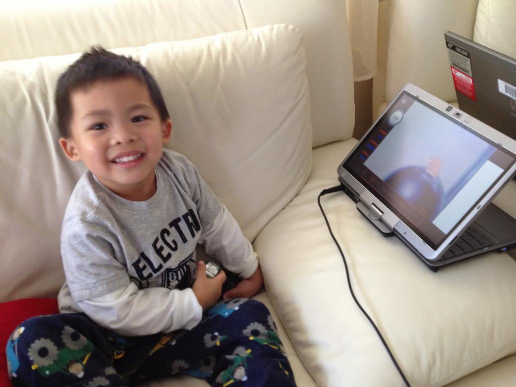 Về nhà thì được coi Tom and Jerry.  Bây giờ con biết coi nhiều phim hoạt hình rồi.