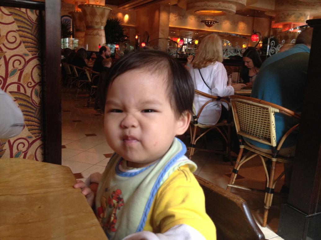 Đồ ăn có chưa?  Tiệm Cheesecake Factory này chậm quá à.