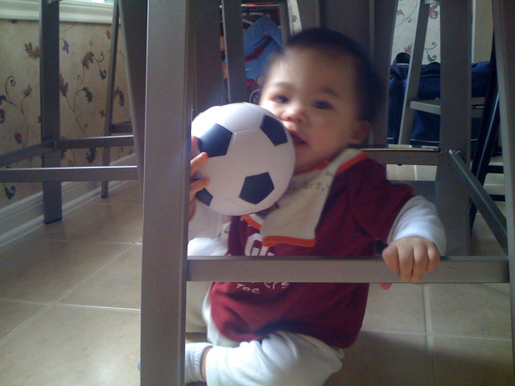 ...bây giờ con ôm trái banh, chui xuống gầm ghế ngồi chơi.