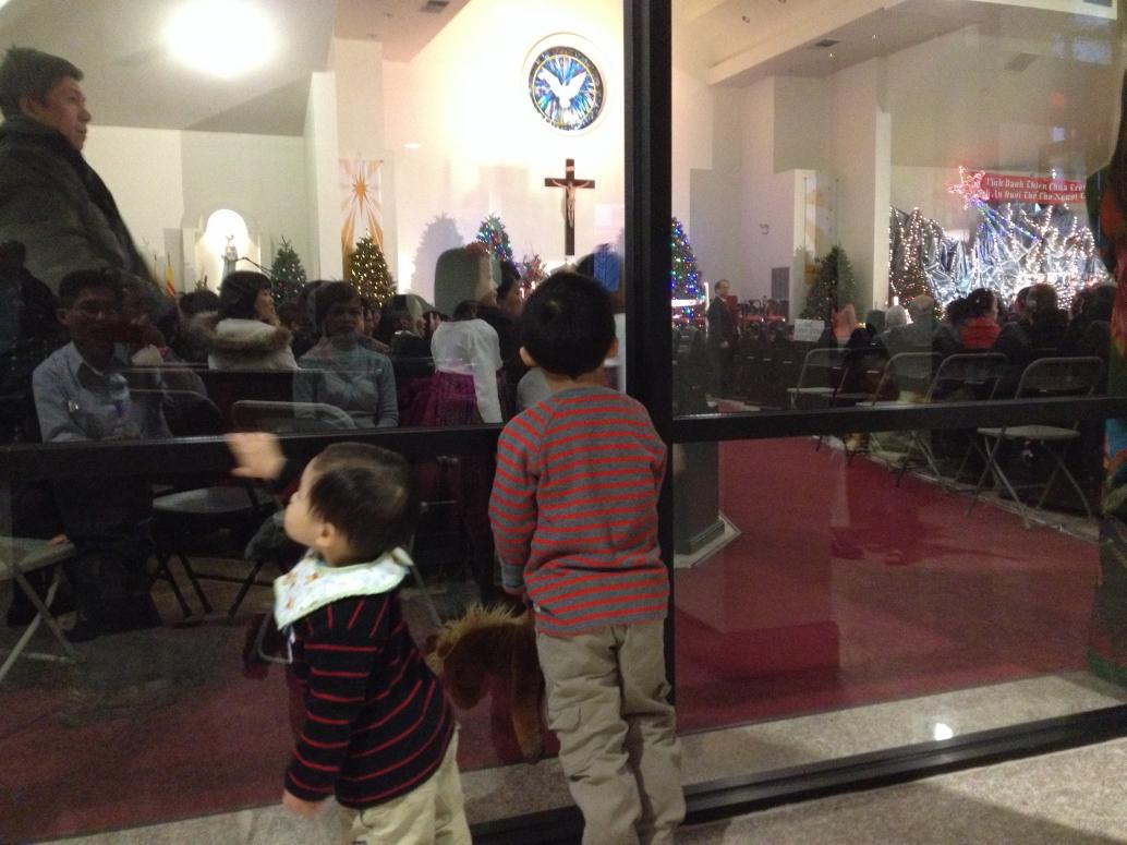 Hai đứa đi tới đi lui, lạ lẫm, nào giờ đi lễ siêng quá, hehe.