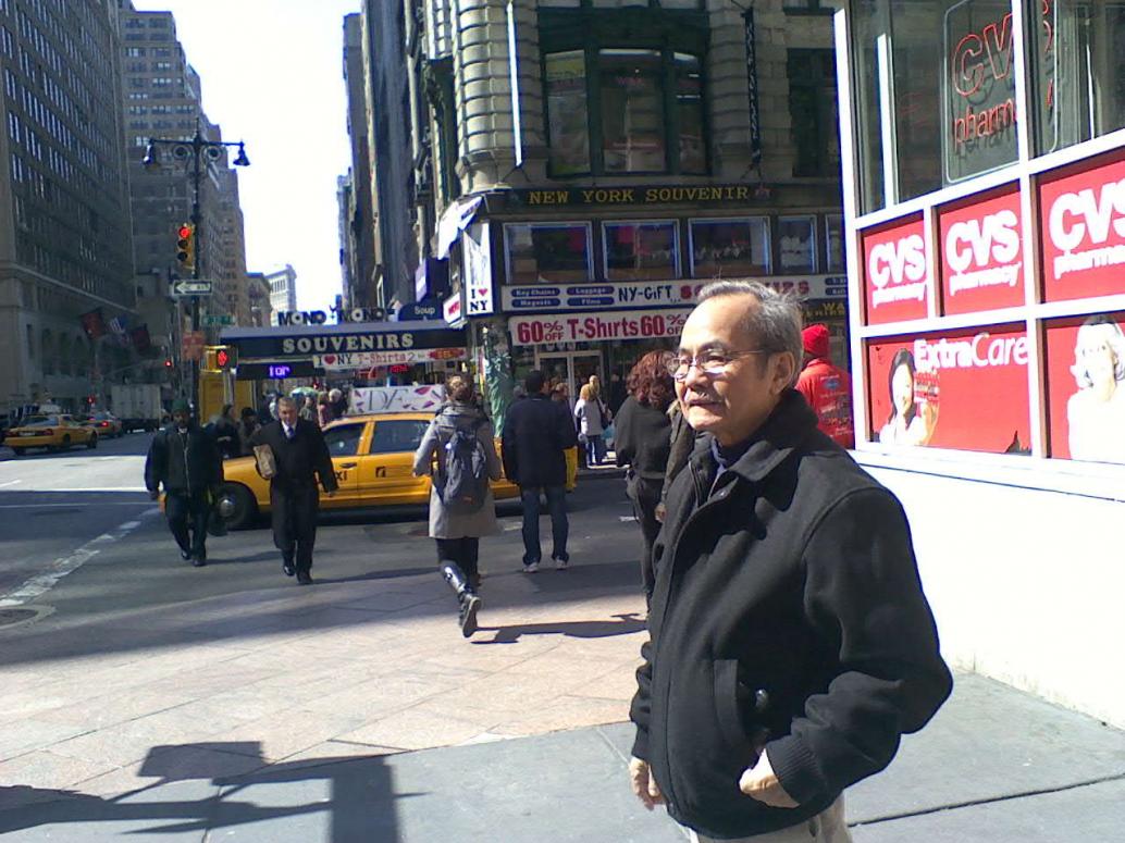 Ngày 4/6/2011 nhà mình đi xe buýt dạo chơi New York. Ông Ngoại chụp hình kỷ niệm đường phố NY.