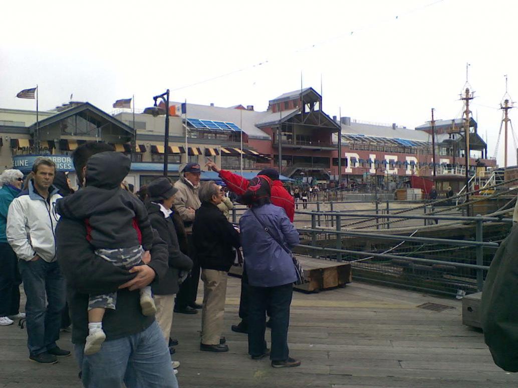 Ông hướng dẫn viên đang giới thiệu cảnh quan. Ai đang nghe chăm chú vậy cà?