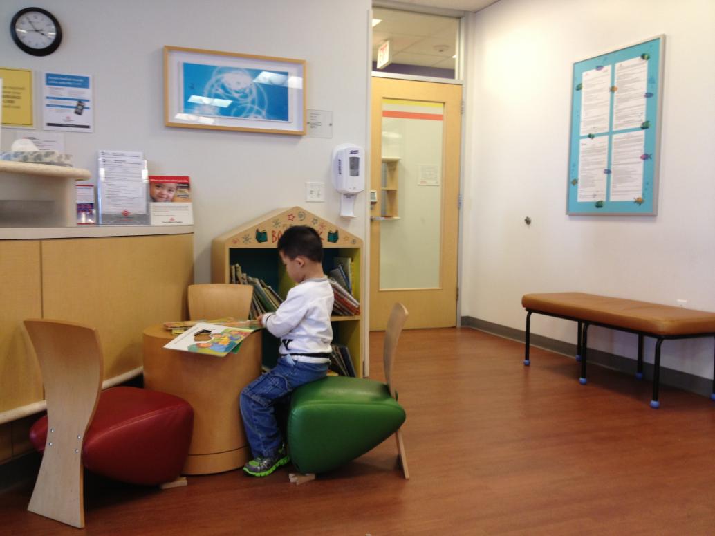 Ngày 3/7/2014 con đi khám định kỳ 5 tuổi. Tới văn phòng bác sĩ không khóc lóc nữa, khỏe ghê!