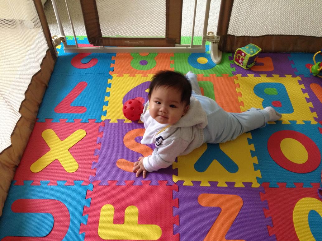 Sau đó thì bò tới chỗ nào vịn được...