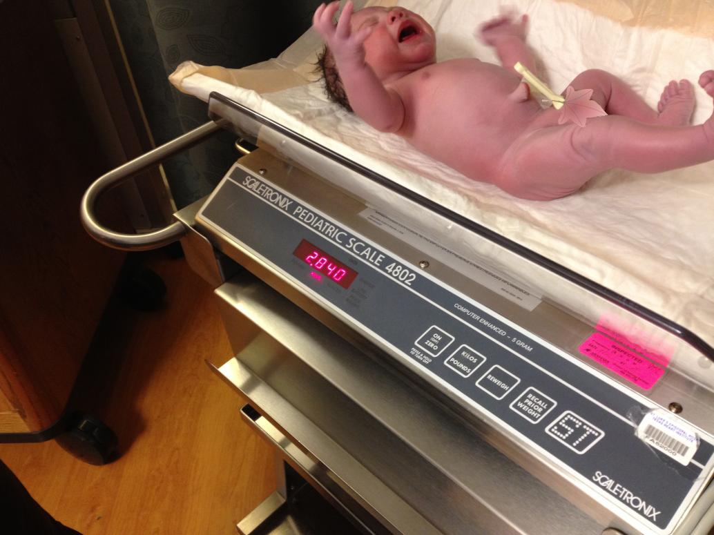 Em ra đời sớm hơn dự đoán 11 ngày nhưng vẫn được 6lbs 4oz (2,8kg), dài 18.5in (47cm).