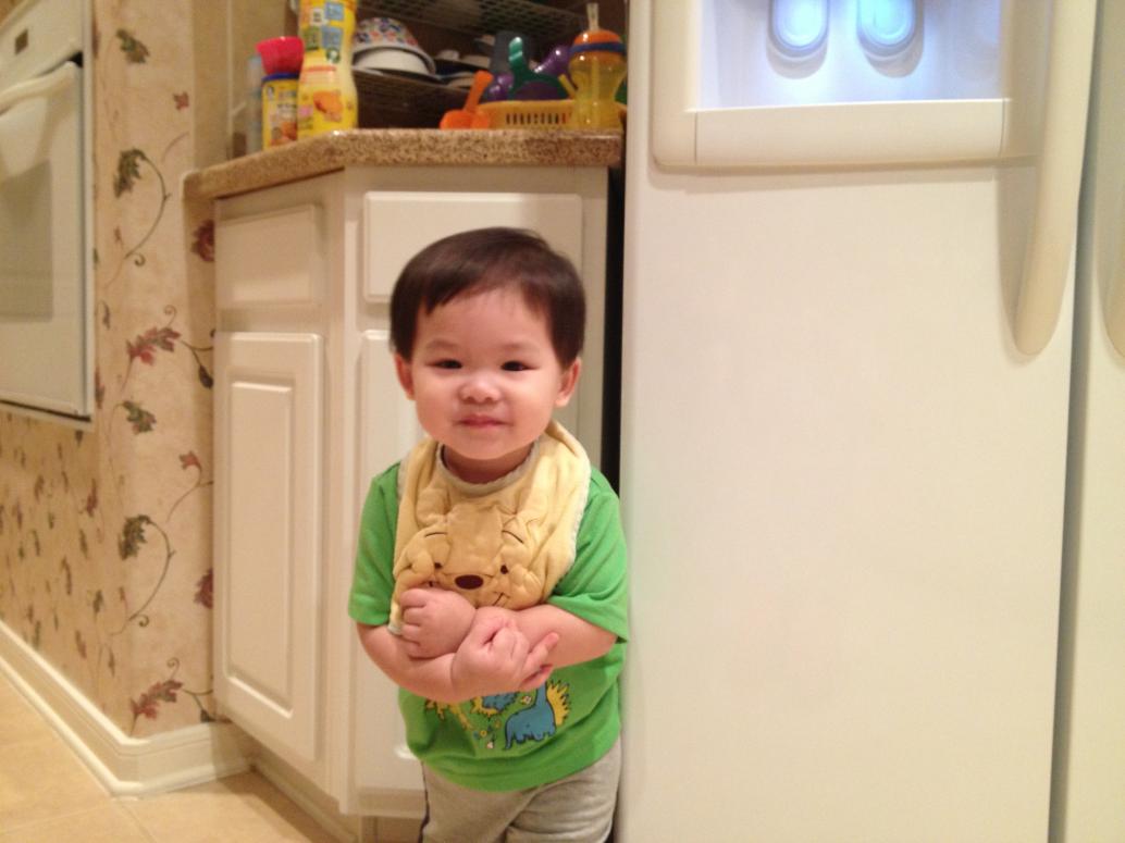 Em méc Mẹ ở nhà hư bị Bà Di bắt khoanh tay.