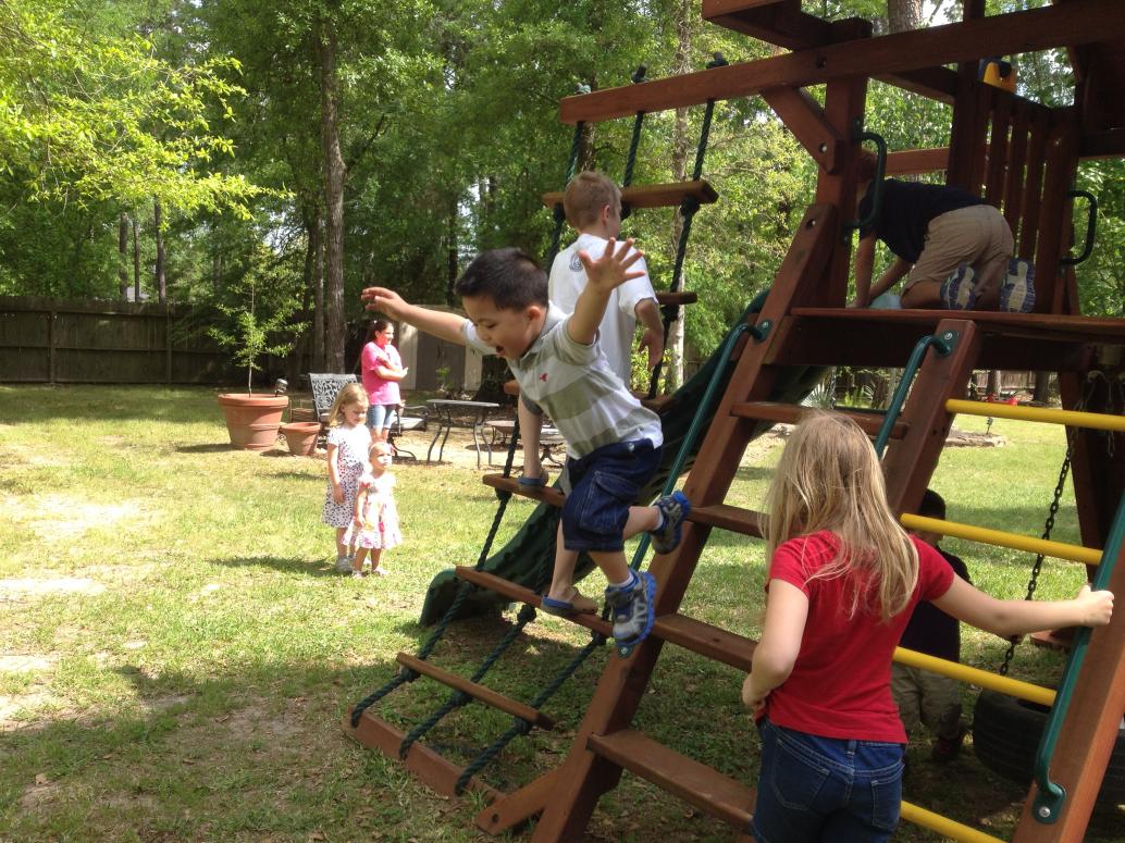 Nhà này có sân rộng, cầu tuột, thang dây.  Lại gặp bạn cũ Tyler, Diego, tha hồ chơi.