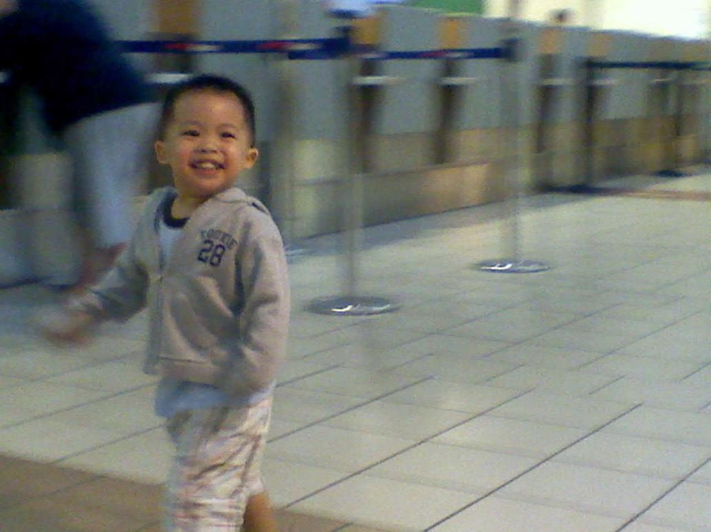 Con ra sân bay chạy vòng vòng tiếp.