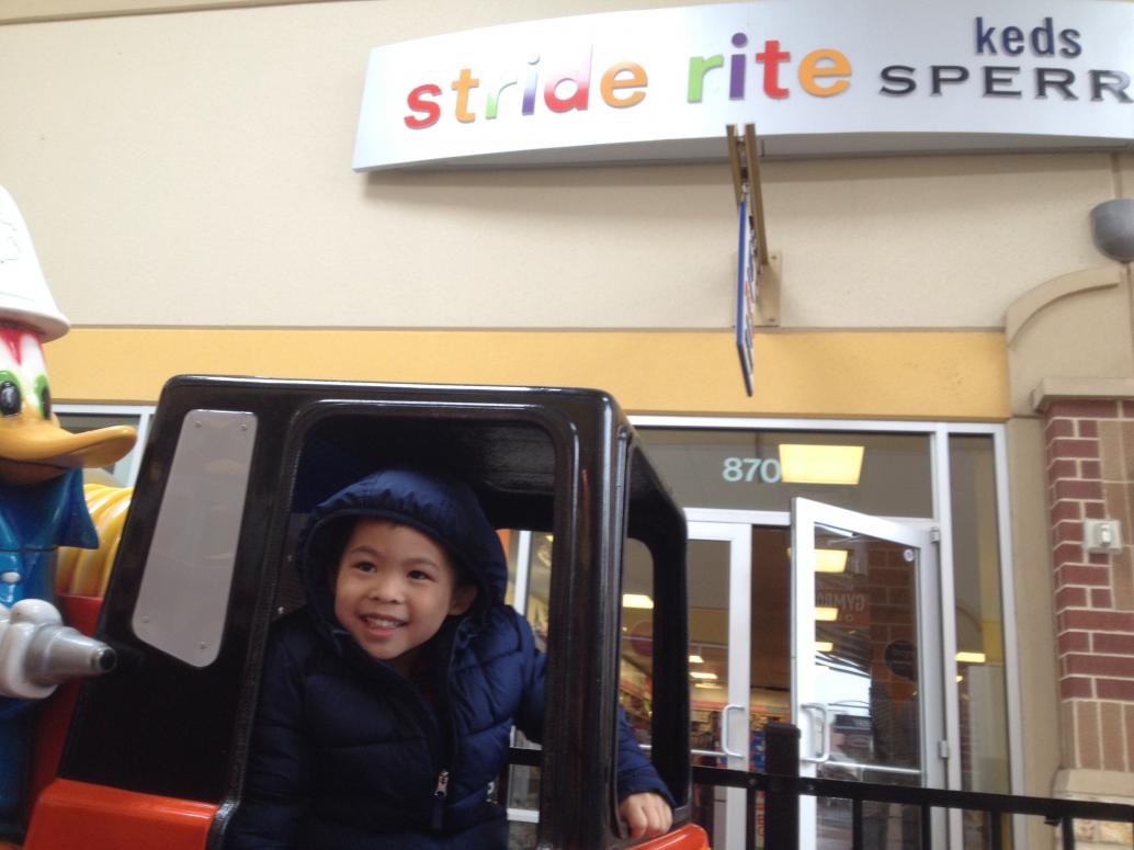 Ngày 2/28/2014, Ba dẫn con đi mua giày.