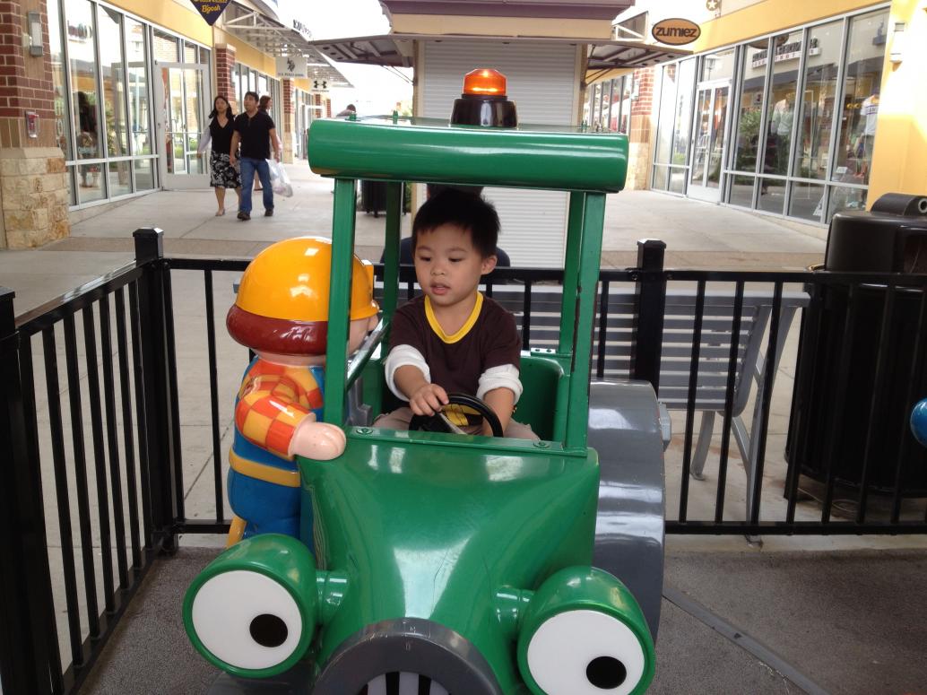 Đây là hôm Ba dẫn con đi mua giày.