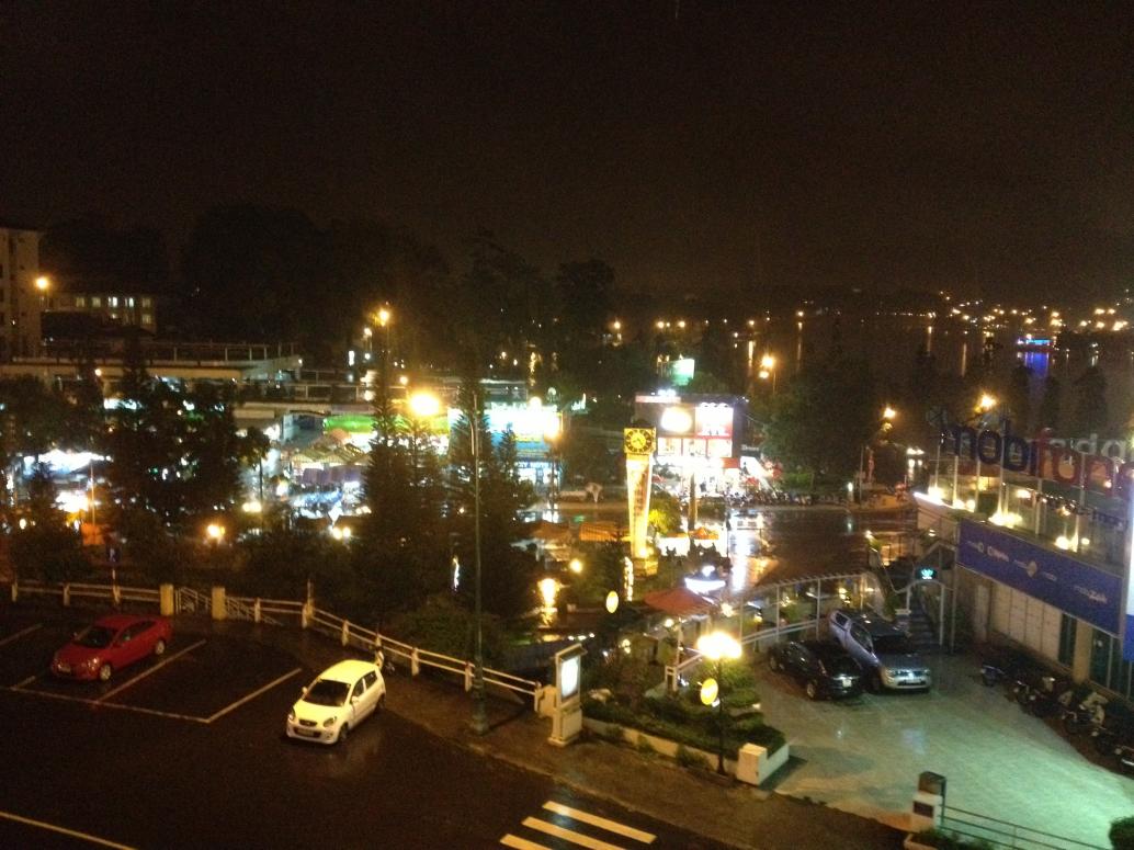 Từ khách sạn nhìn xuống lúc tối.
