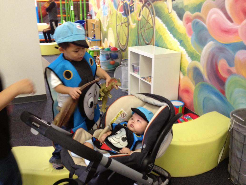 Con vừa tới chỗ chơi là chơi khủng long như thường lệ.