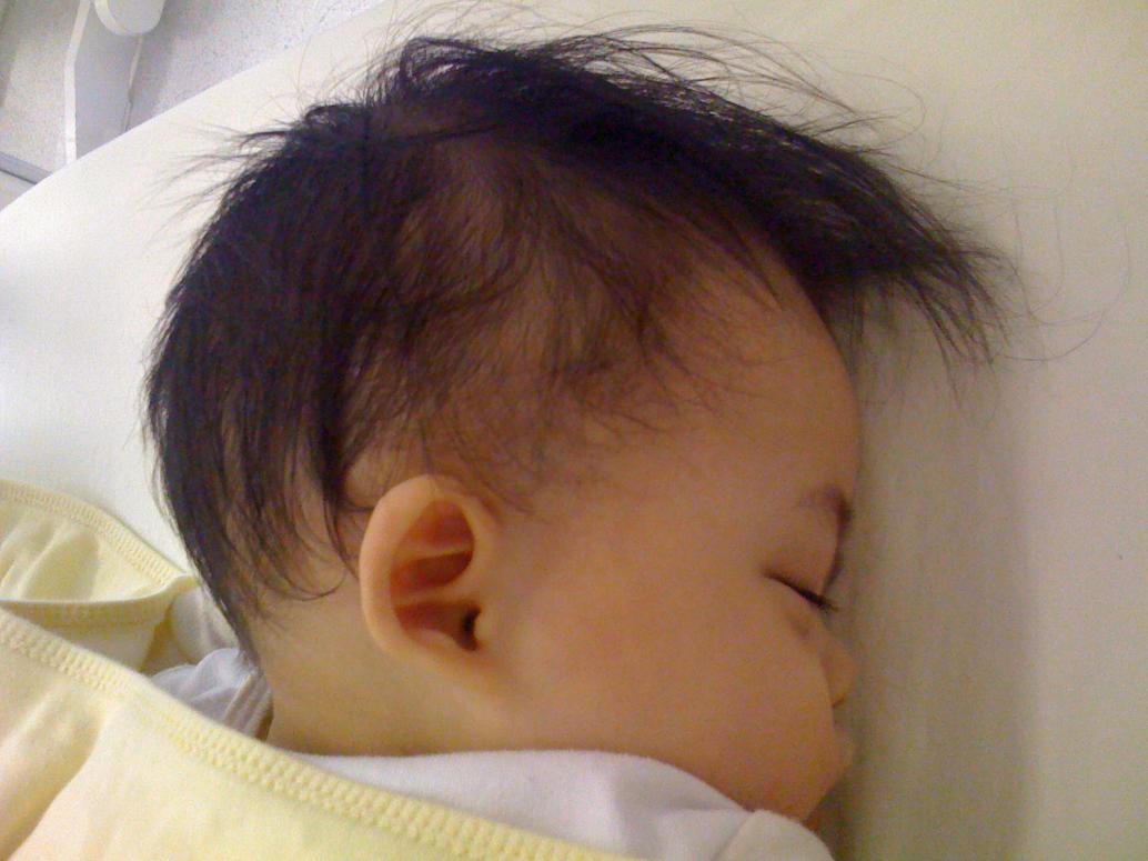 Con ngủ trưa ngon lành, Ba Mẹ ghé thăm mà không biết gì cả