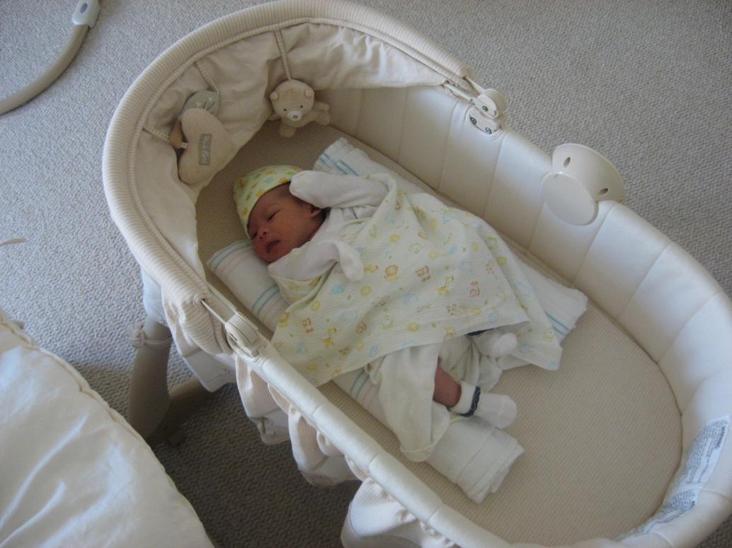 Hồi đó con nằm trong nôi nhỏ xíu...