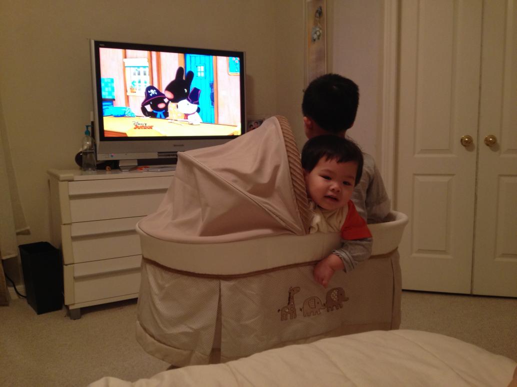 ...để cho hai anh em leo lên leo xuống chơi.