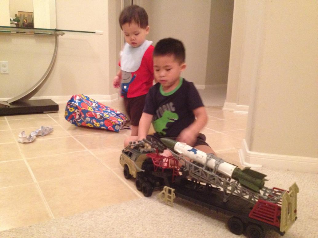 Cúc Ky cũng 'phụ' mở quà