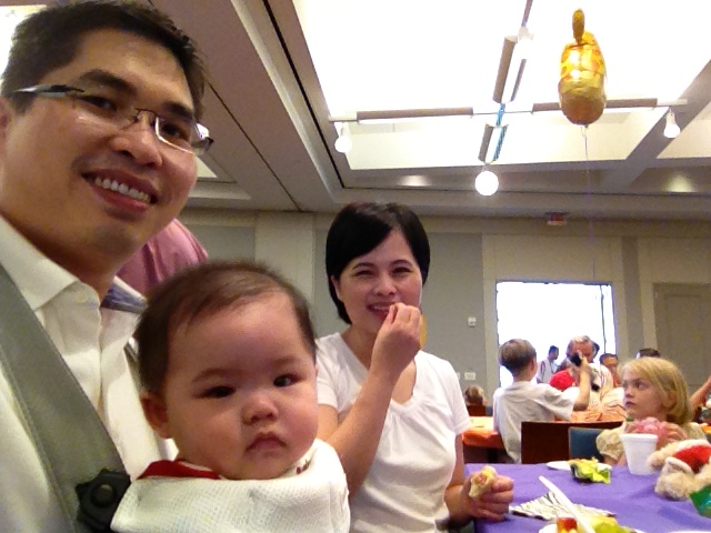 Ngồi ăn uống chút trước khi chơi.