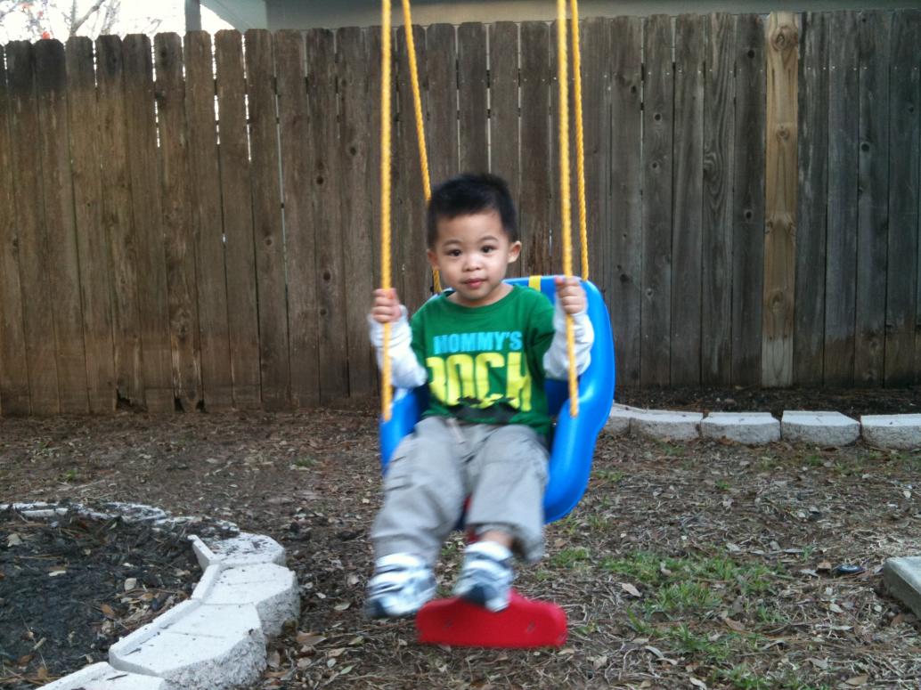 1/20/2012, 3 tuổi, vẫn rất khó chụp hình vì con luôn di chuyển hoặc chạy lại đòi máy chụp hình.