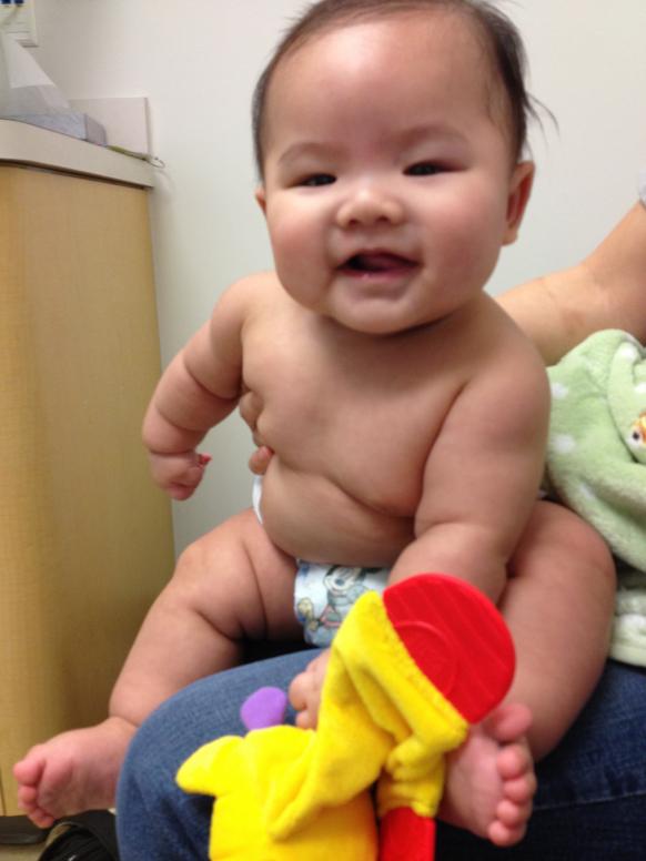 Bác sĩ khen giỏi quá. Em chích ngừa về không sốt chút nào. Ba Mẹ mừng ghê nơi.