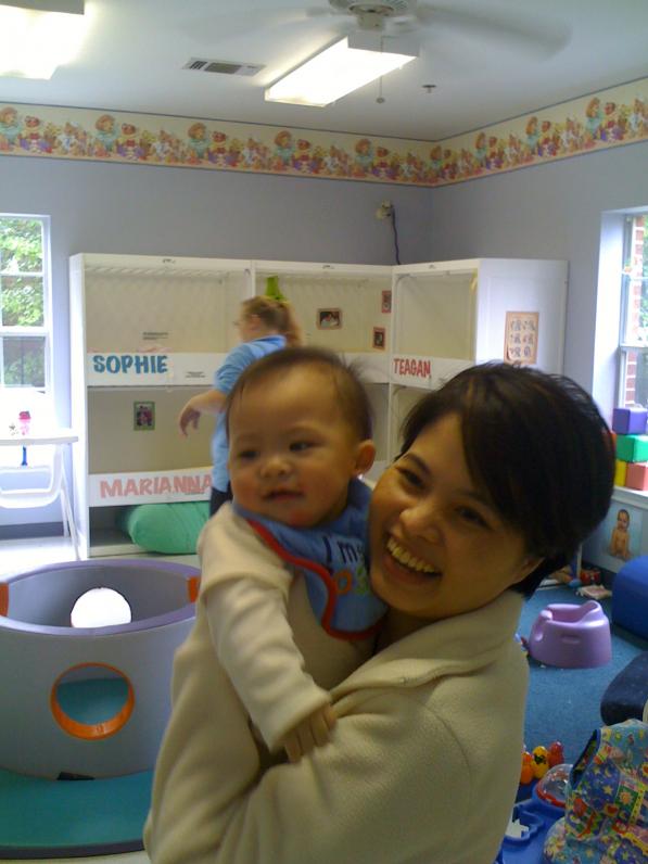 và qua trường Children Courtyard 11/2009. Ba Mẹ thích chỗ này vì có webcam để Ba Mẹ coi con được cả ngày. Nội cũng coi được nữa.