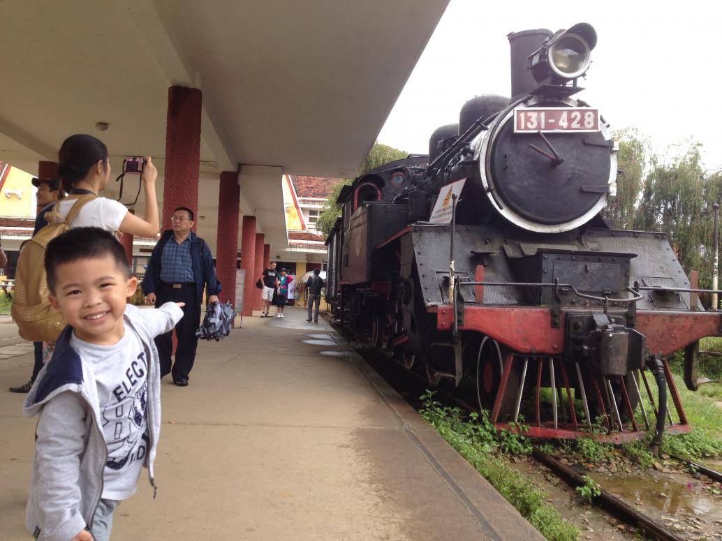 Ngày 10/8/2013, cả nhà đi xe lửa lên Trại Mát chơi.  Xe lửa này để chụp hình thôi.