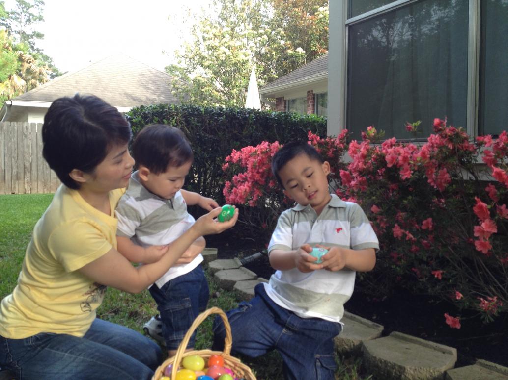 Hai đứa mệt quá rồi nên không muốn cười gì hết.  Thôi Ba đợi Easter năm sau, may ra có hình đẹp khoe trên facebook.