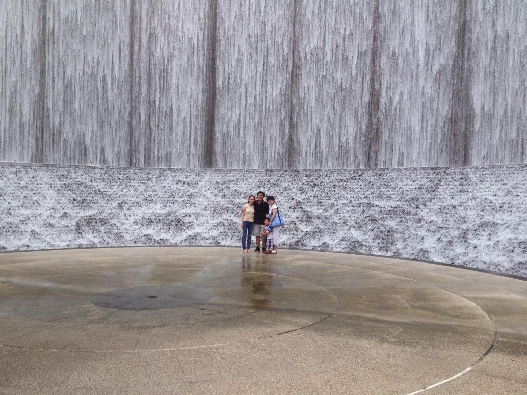 ...tới gần thác nước...aaaa..ướt hết rồi, chụp lẹ Ba ơi..