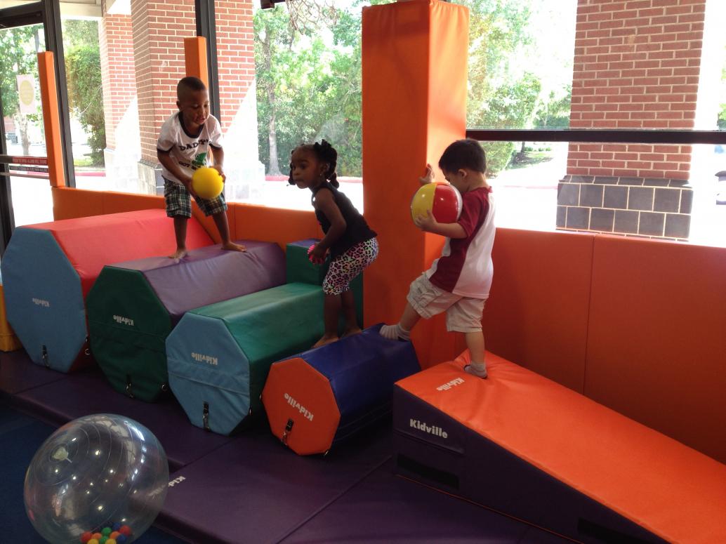 Ngày 8/25/2012 con đi Kidville chơi lần đầu tiên.