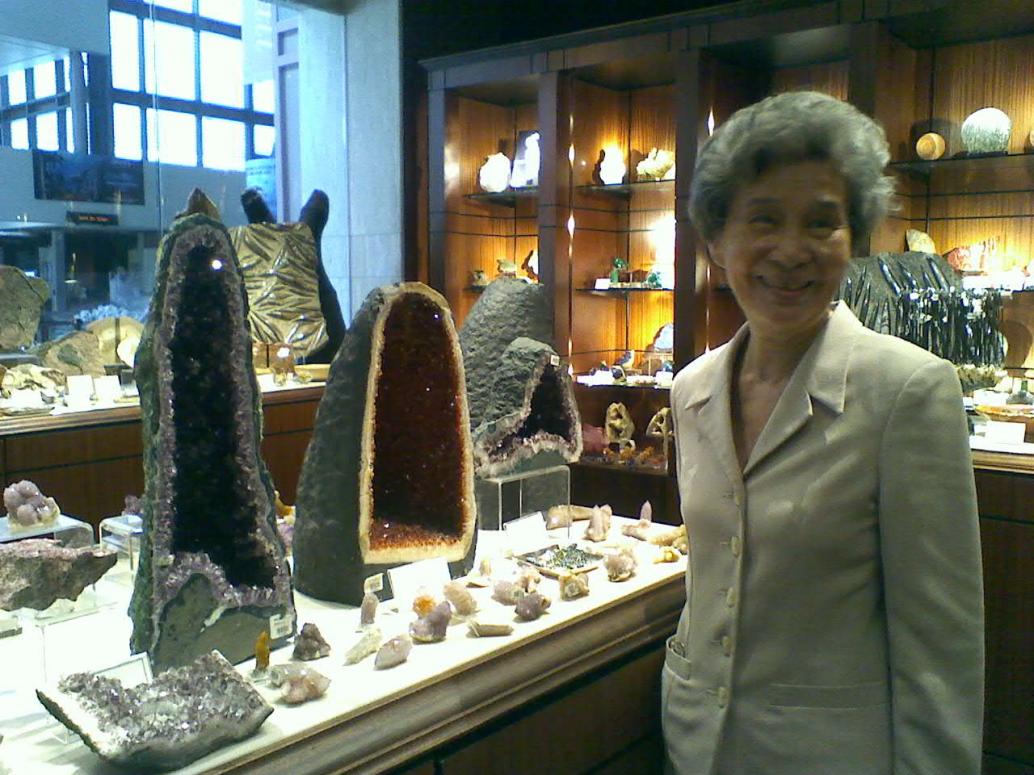 Ghé tiệm bán đá quý trong viện bảo tàng.  Ông Bà Ngoại săm soi nhìn ngắm đủ thứ.