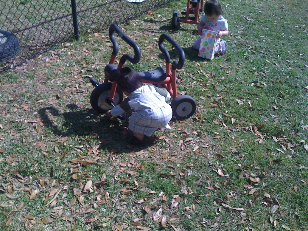 Mùa Phục Sinh năm 2010 con đi lượm trứng ở trường