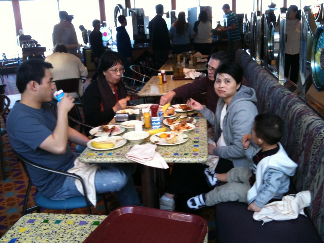 Nhà mình ăn bữa đầu tiên trên thuyền.