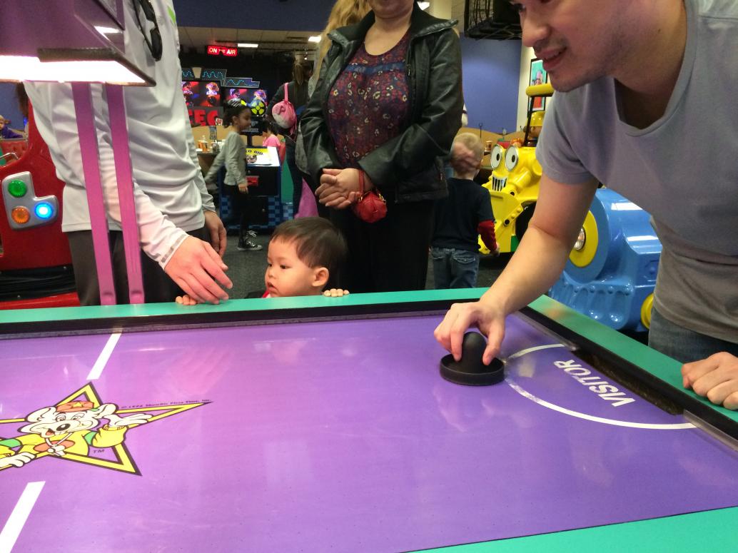 Cúc Ky lùn quá nên coi chút rồi qua chơi xe.