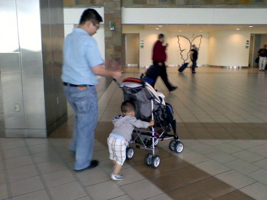 Ngày 5/14/2011 cả nhà bay lên Oklahoma.  Con hăng hái đẩy xe phụ Ba khắp phi trường.