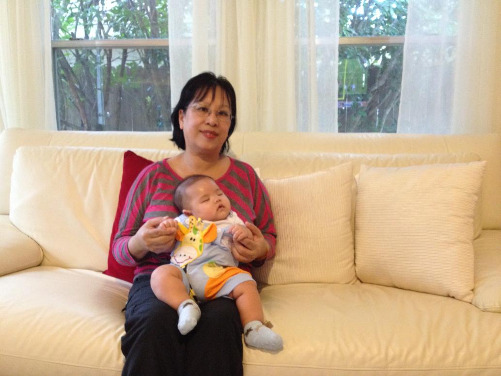 Em chơi chút rồi ngủ mất tiêu, Nội ngồi bồng em không nhúc nhích.