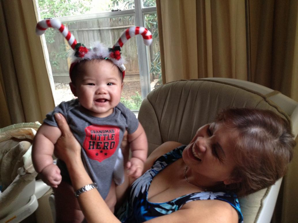 Ban ngày em ở nhà với Bà Di, là người giữ em.