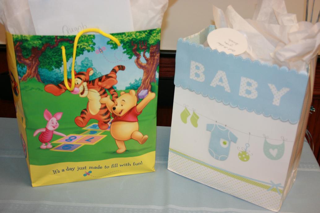 ...và dĩ nhiên không thiếu quà cho em.  Tất cả đều giữ bí mật, Mẹ hoàn toàn không hay biết gì.