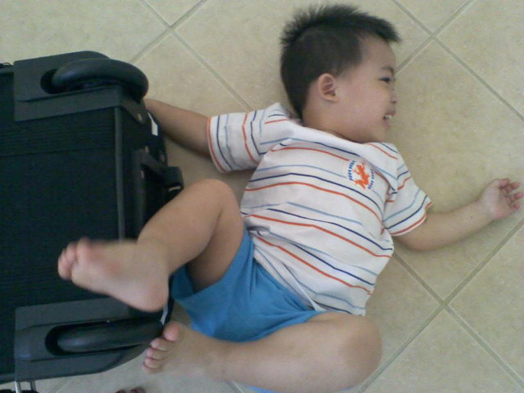 Ngày Chú Lâm về lại Oklahoma, con chưa biết buồn, còn chơi với cái vali. Giả bộ ngủ kế bên cái vali rồi tỉnh mở mắt ra cười, nói 'Lam Lam.'