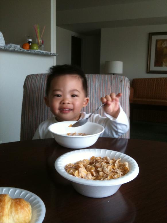 Sáng ra con ăn cereal ở khách sạn.