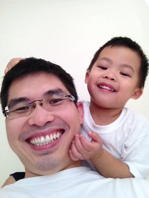 Ba tự chụp hình cho hai cha con.