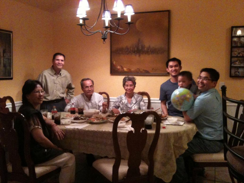 Cả nhà quây quần ăn uống.  Con gặp lại Chú Lâm là mừng vui lắm.