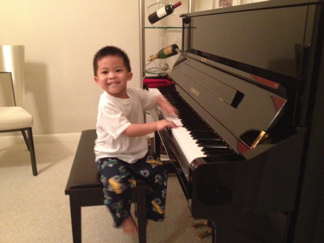 Con cũng trổ tài đánh đàn lẹ lẹ giống anh.