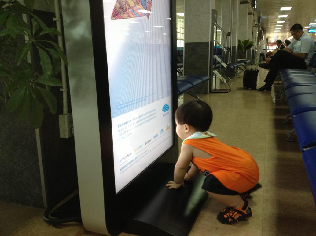 Cúc Cu mê chơi điện thoại, Cúc Ky thì coi màn hình quảng cáo.