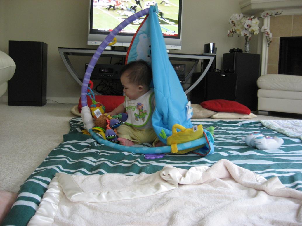 Con dựng cái đồ chơi này đứng lên và chui vô đó ngồi chơi